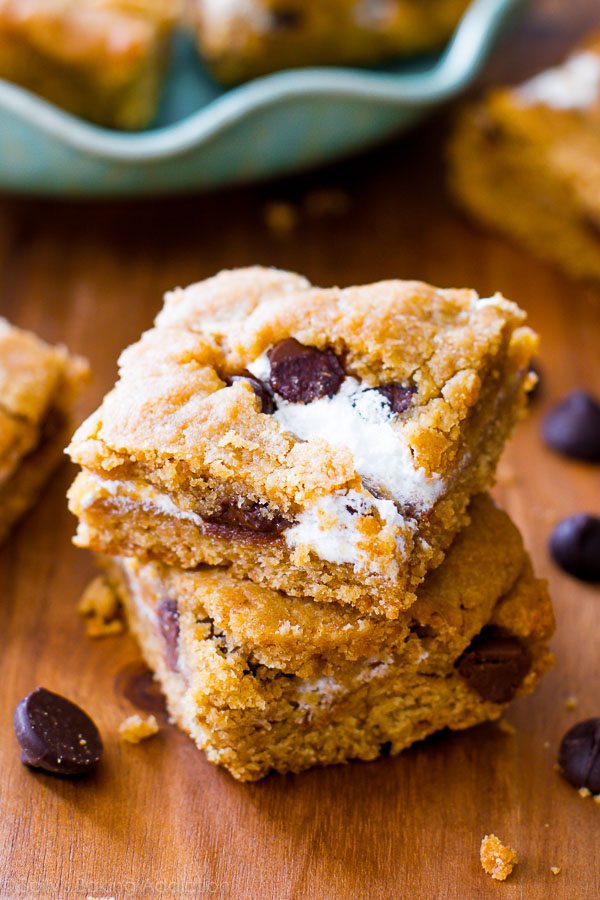 Des barres de biscuits graham cracker moelleuses et moelleuses avec des tourbillons de chocolat et de guimauve! Recette facile sur sallysbakingaddiction.com