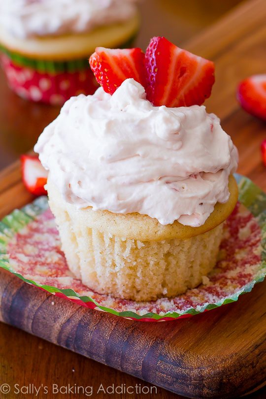 Petits gâteaux à la vanille remplis de garniture de fraises maison et garnis de crème fouettée aux fraises! Ce sont DÉLICIEUX! Recette par sallysbakingaddiction.com