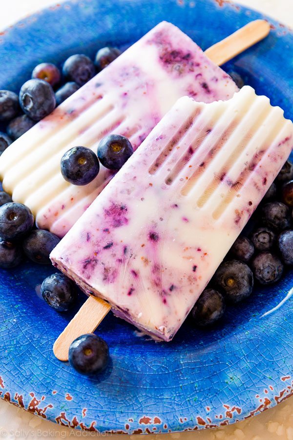 Les sucettes glacées aux 3 tourbillons de yogourt aux bleuets sont certainement votre nouvelle gâterie d'été préférée! Recette sur sallysbakingaddiction.com