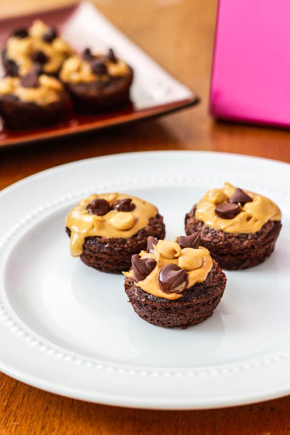 Amazing Peanut Butter Fudge Brownie. Le meilleur dessert au beurre d’arachide/chocolat de tous les temps! sallysbakingaddiction.com