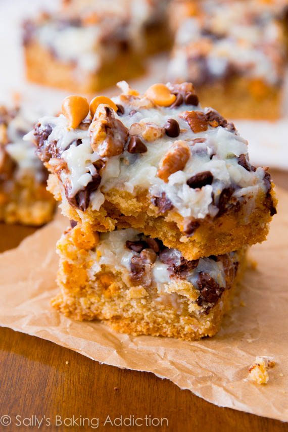 Ultimate Magic Cookie Bars avec du caramel au beurre, du chocolat et de la noix de coco! Obtenez la recette sur sallysbakingaddiction.com