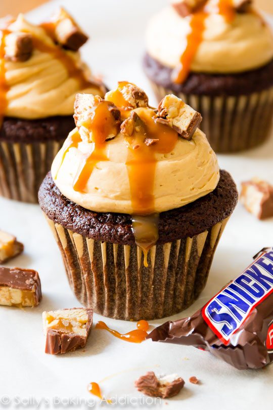 Ultimate Snickers Cupcakes - prenez la recette du cupcake ridiculement génial sur sallysbakingaddiction.com