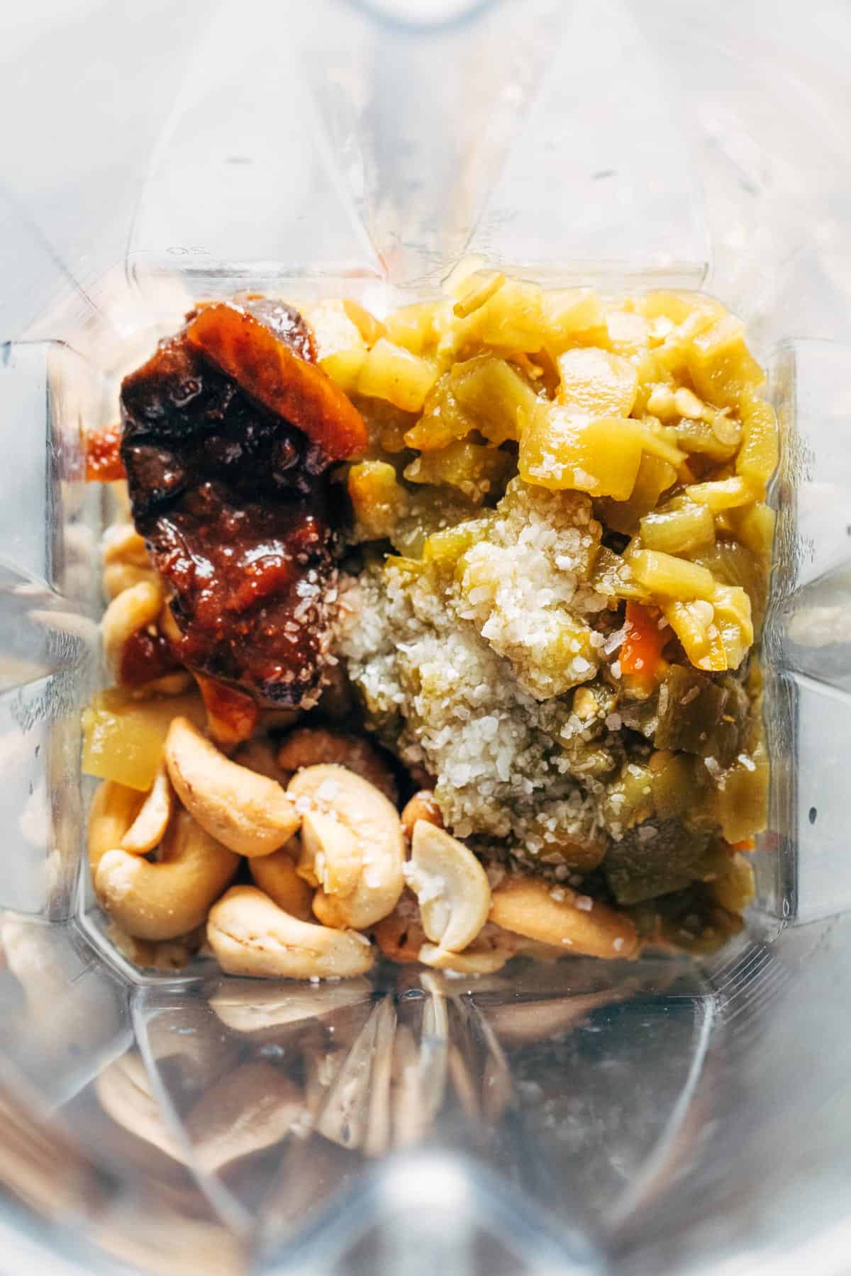 Ingrédients pour queso de noix de cajou dans un mélangeur.
