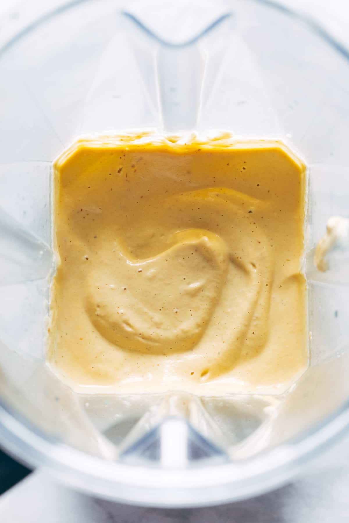 Queso de noix de cajou mélangé dans un mélangeur.