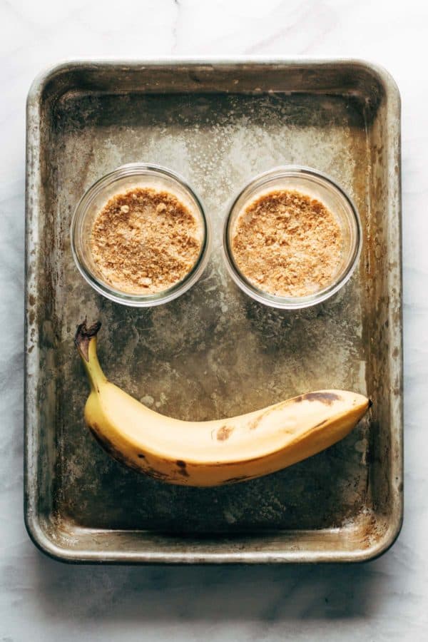 Ingrédients pour la tarte à la crème de banane sur une plaque.