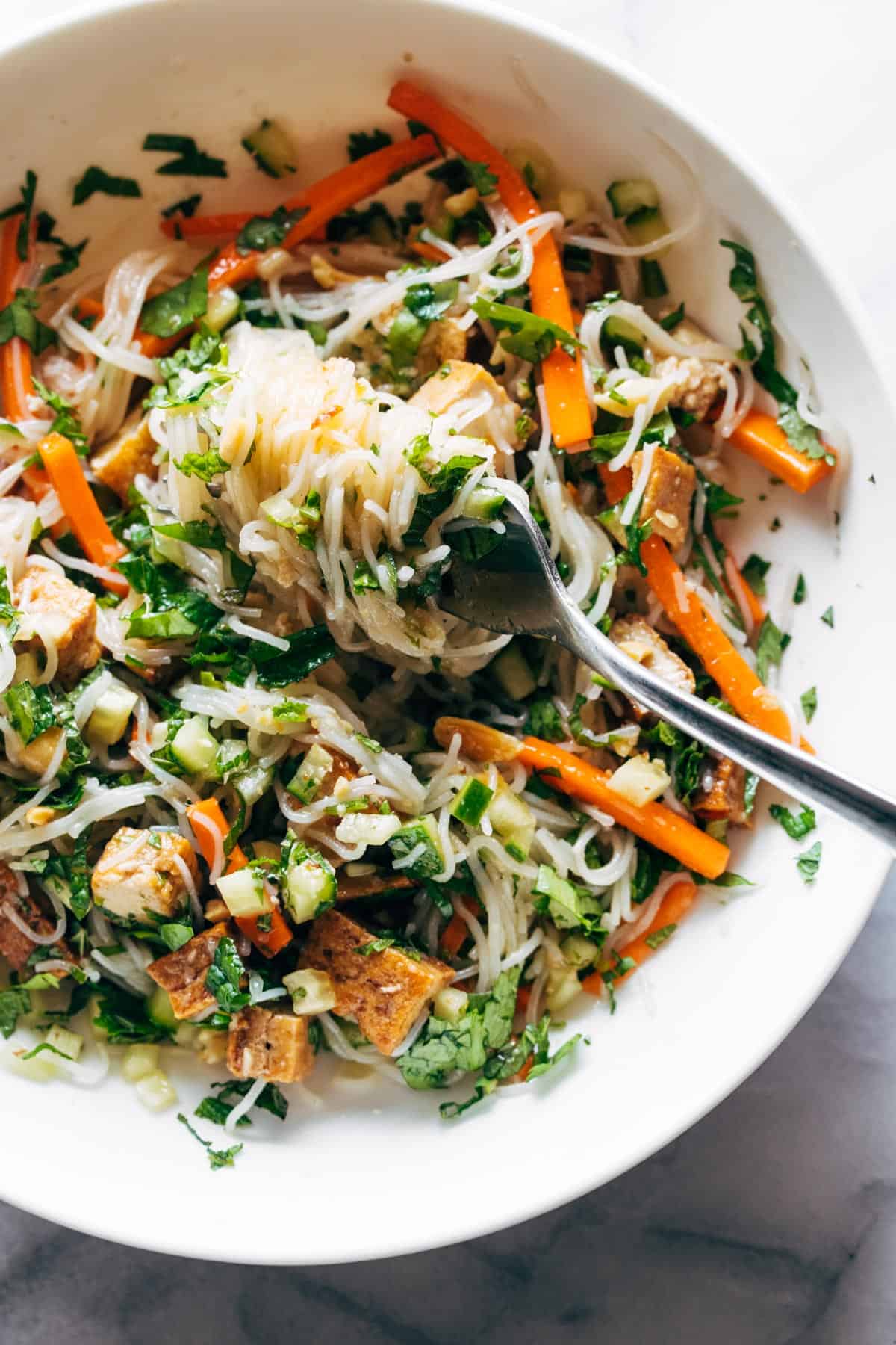 Salade vermicelle mélangée dans un bol.