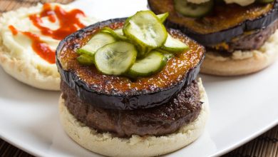 Photo of Burgers japonais d’aubergines miso-glacés avec recette de cornichons frais