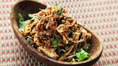 Photo of Thai-Style Spicy Chicken, Banana Blossom, and Herb Salad (With Lots of Fried Things) Recette