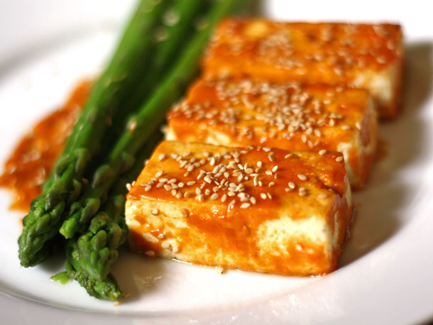 Photo of Tofu grillé avec glace miso et recette d’asperges