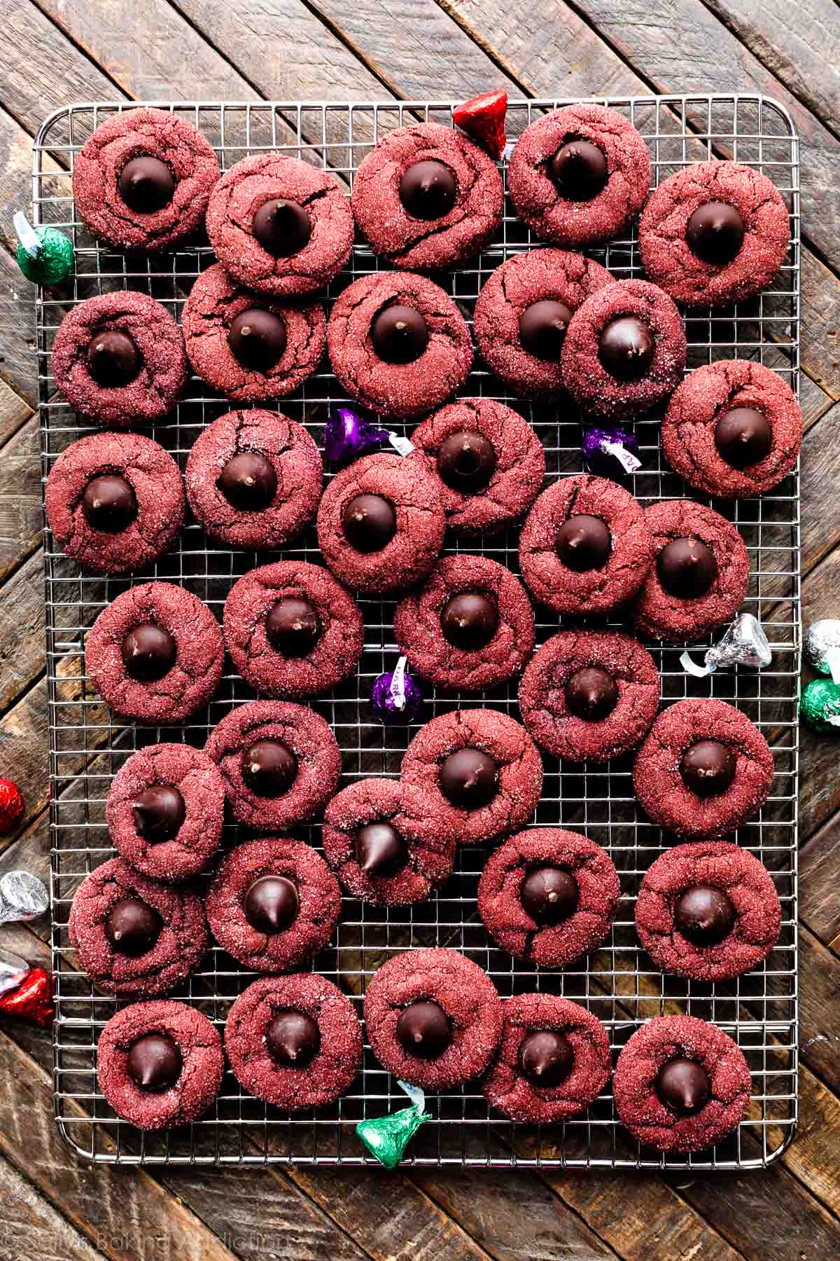 Biscuits de velours rouge sur une grille de refroidissement