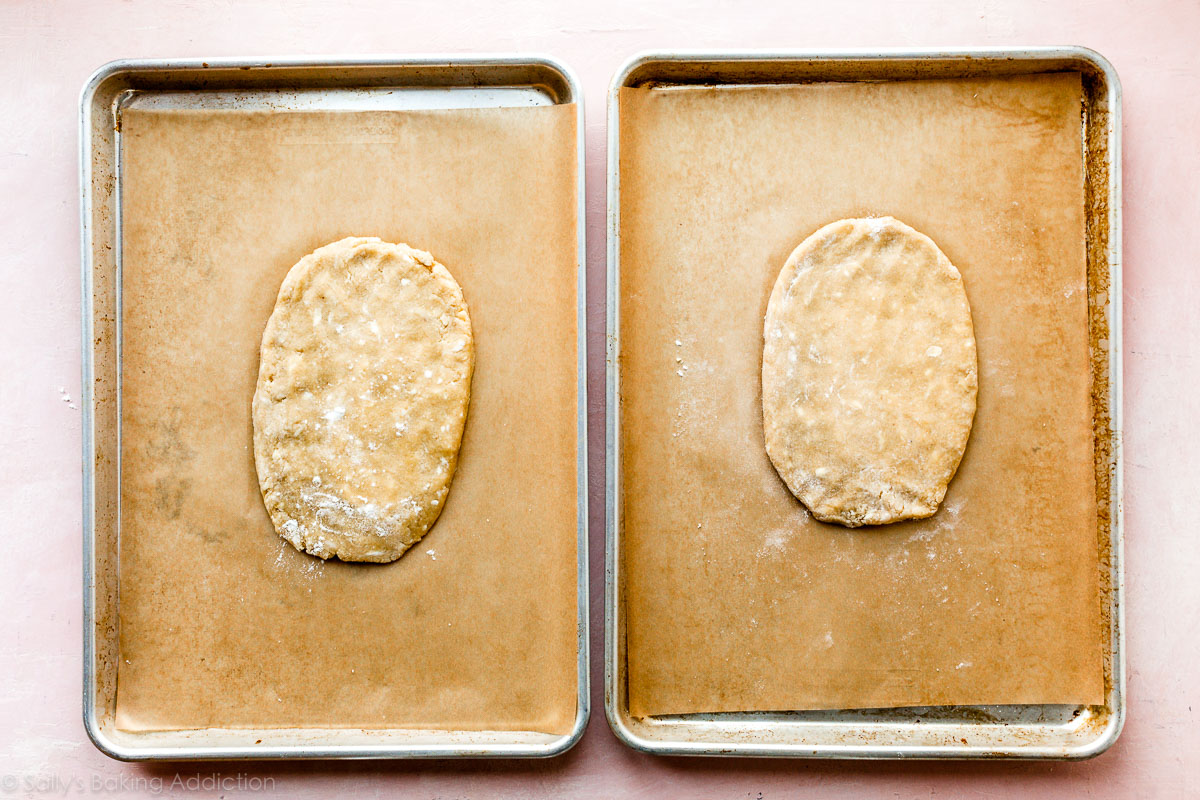 deux plaques à pâtisserie chacune avec une plaque de pâte à biscotti avant la cuisson