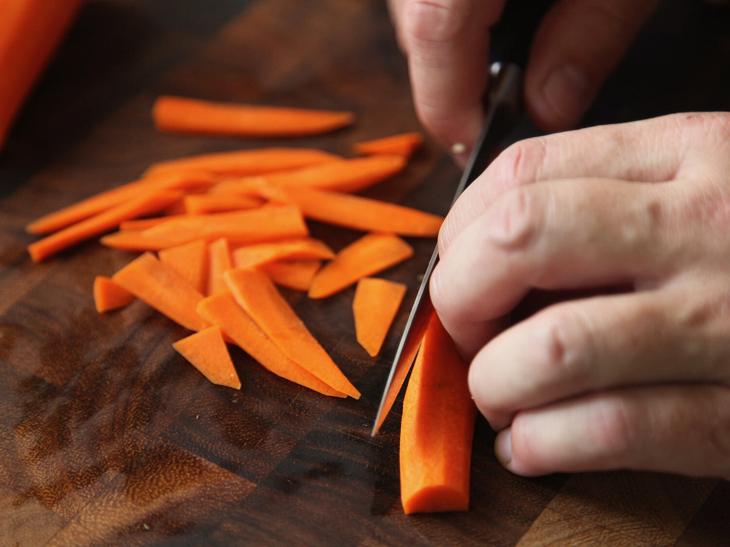 Trancher finement les carottes sur une planche à découper