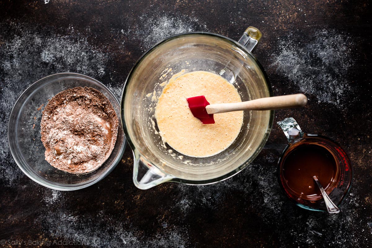 Ingrédients de la pâte à biscuits brownie au chocolat mélangés ensemble dans différents bols