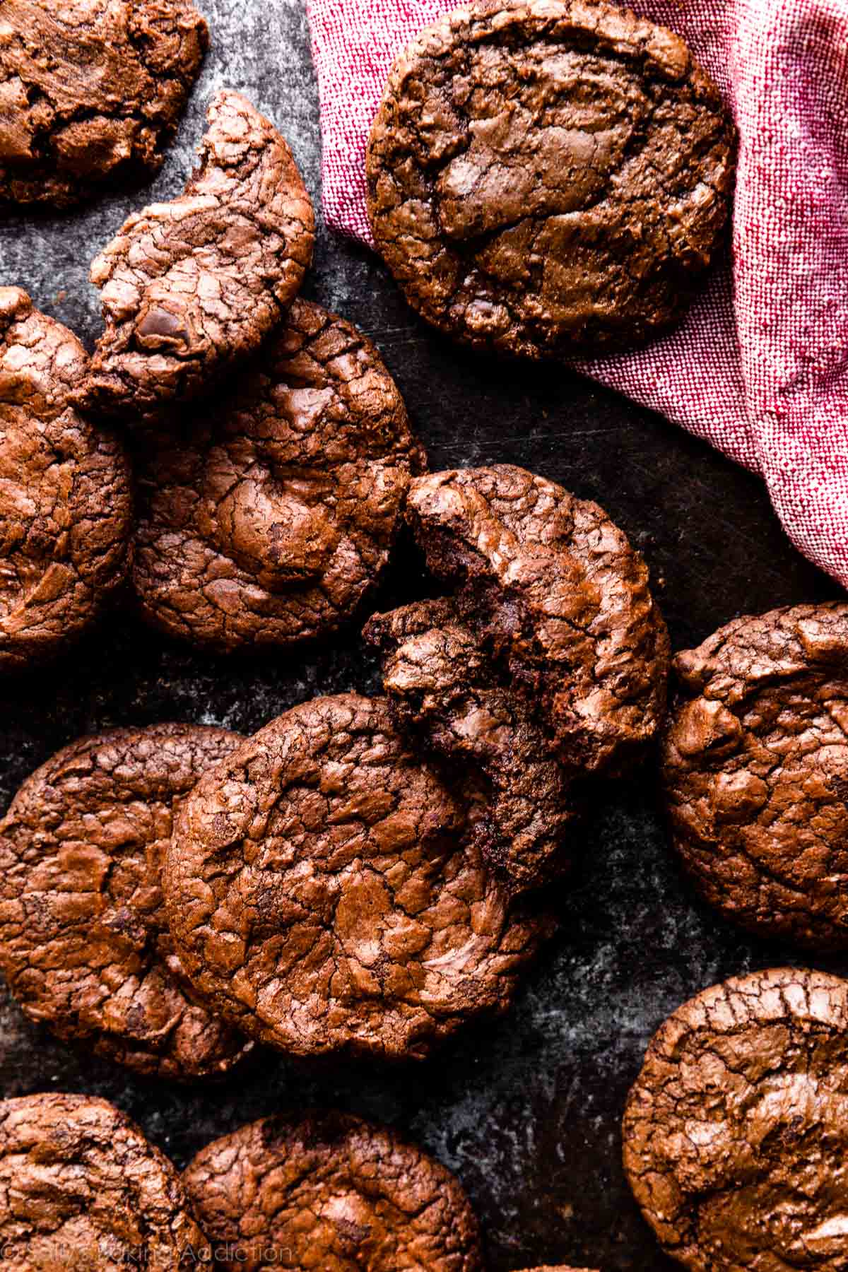 Photo prise à la verticale de biscuits brownie avec dessus froissé