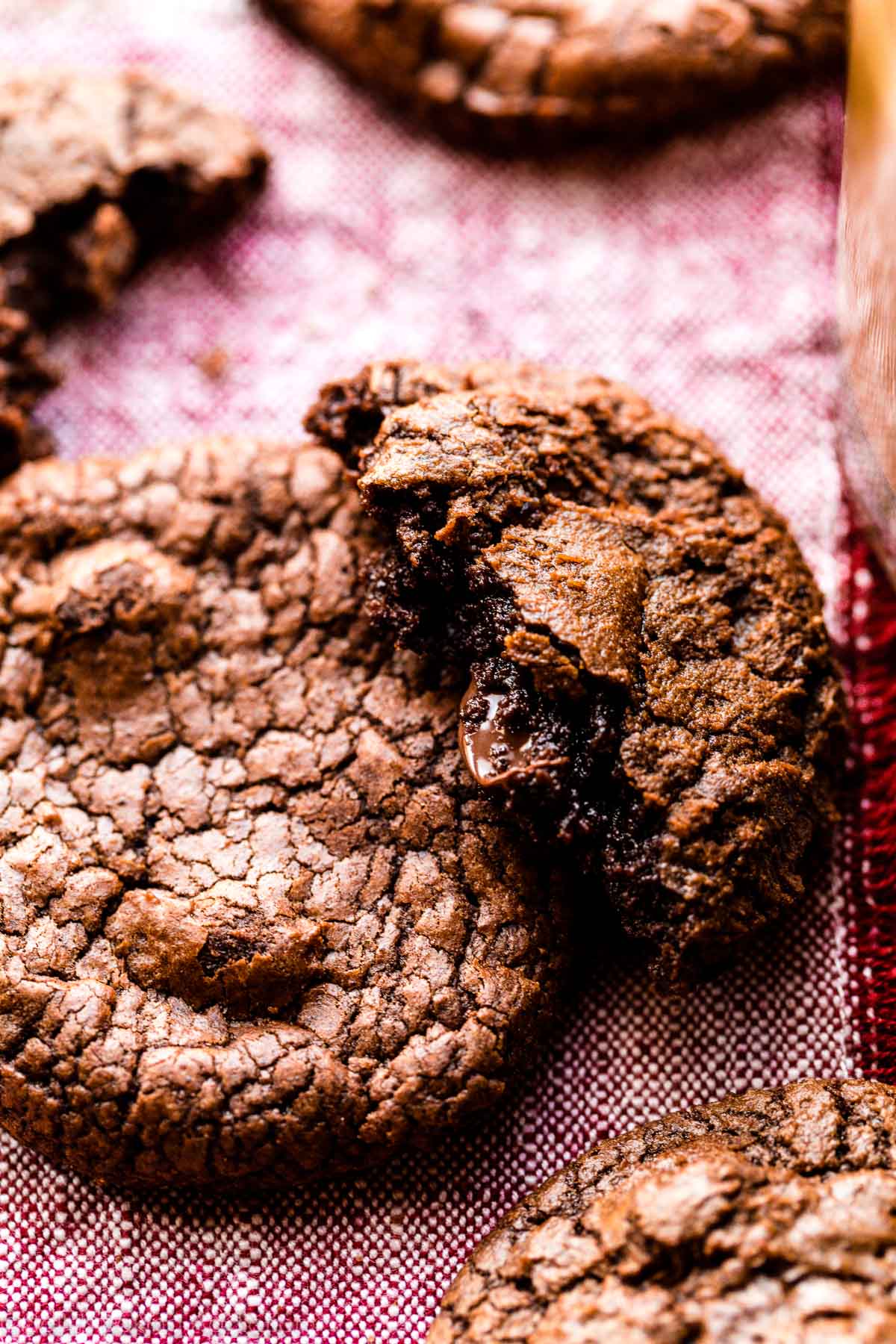 biscuits brownie avec un cassé en deux