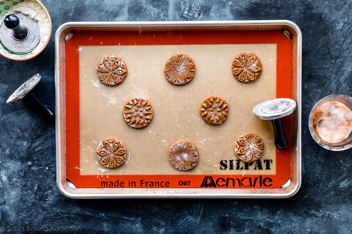 biscuits estampés avant la cuisson espacés sur une plaque à pâtisserie
