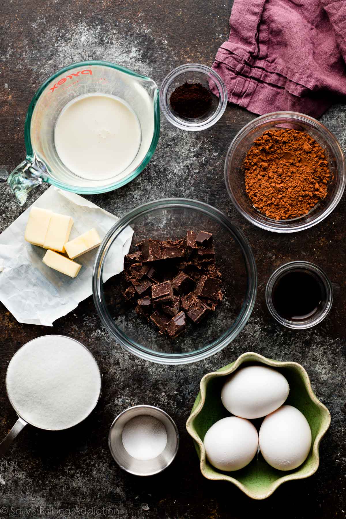 bols d'ingrédients, y compris la poudre de cacao, les œufs, le sucre et le chocolat