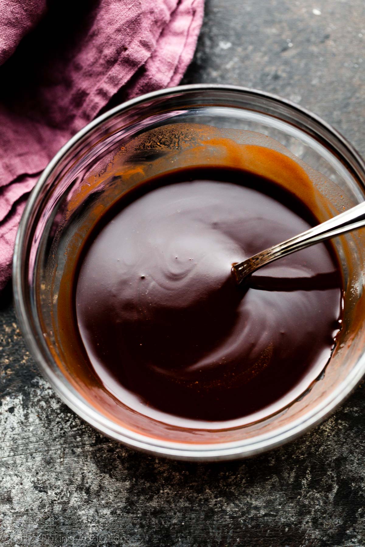 chocolat fondu et beurre dans un bol en verre