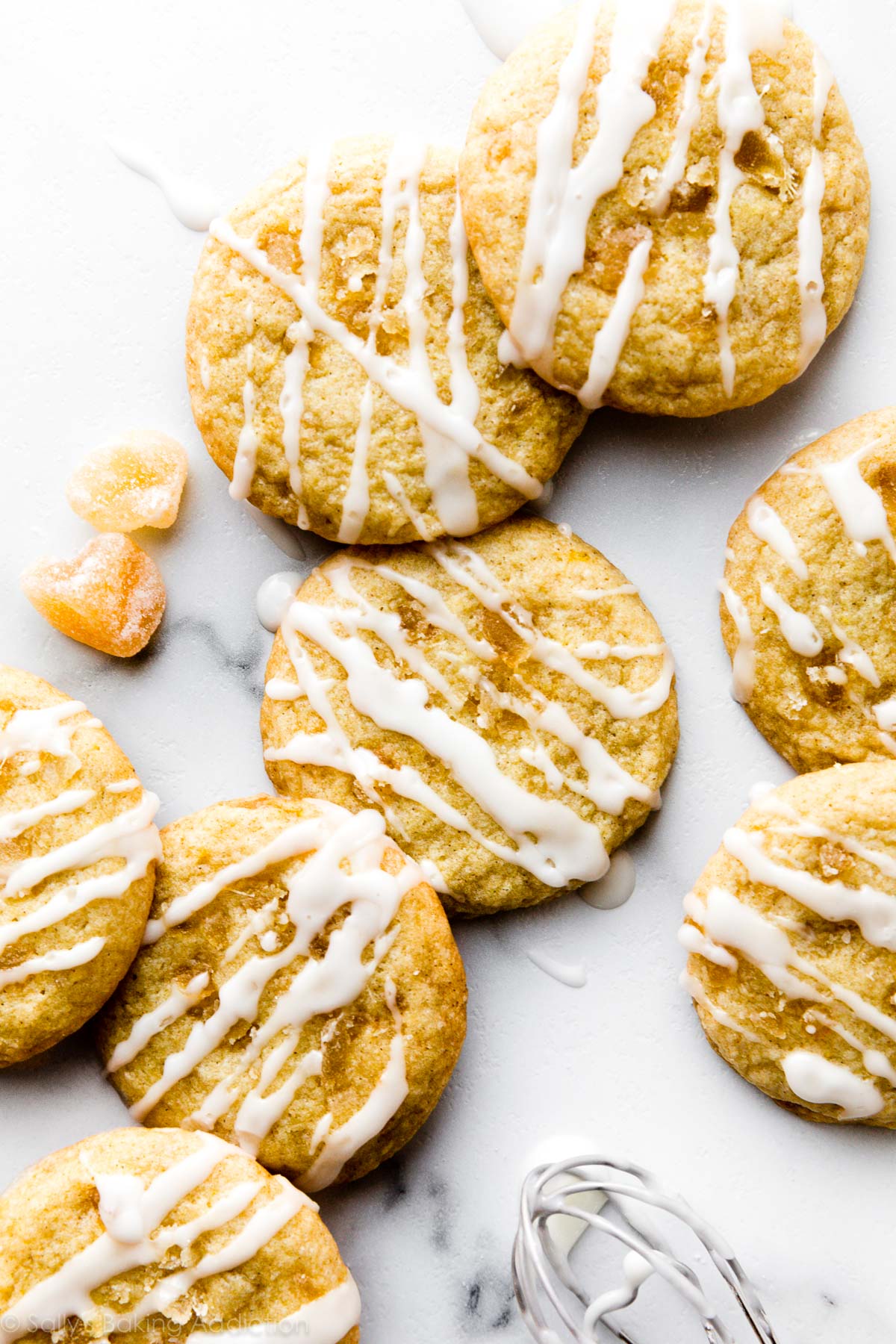 biscuits au citron avec gingembre confit et glaçage au citron sur le dessus