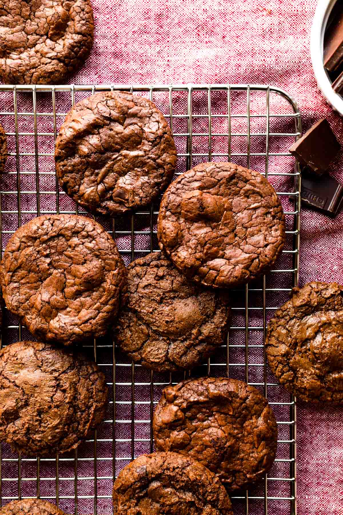 biscuits brownie sur la grille de cuisson