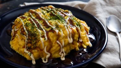 Photo of Omelette de riz frit au porc japonais avec sauce okonomiyaki (Omurice)