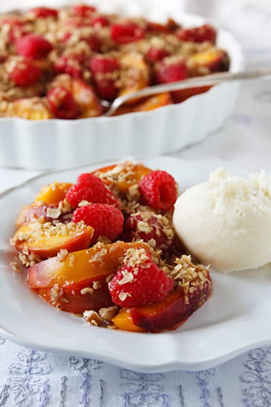 Recette de crumble végétalien aux pêches et framboises non cuit