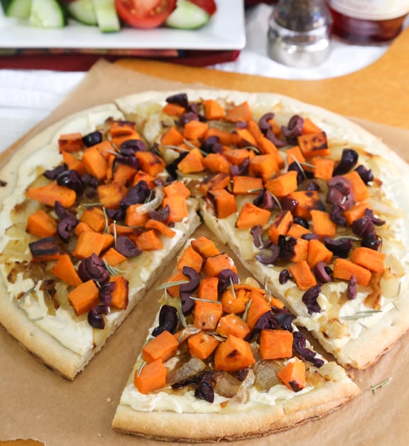 Pizza vegan blanche avec patate douce, oignons et olives recette
