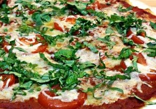 Photo of Pizza Margherita avec sauce aux poivrons rouges rôtis