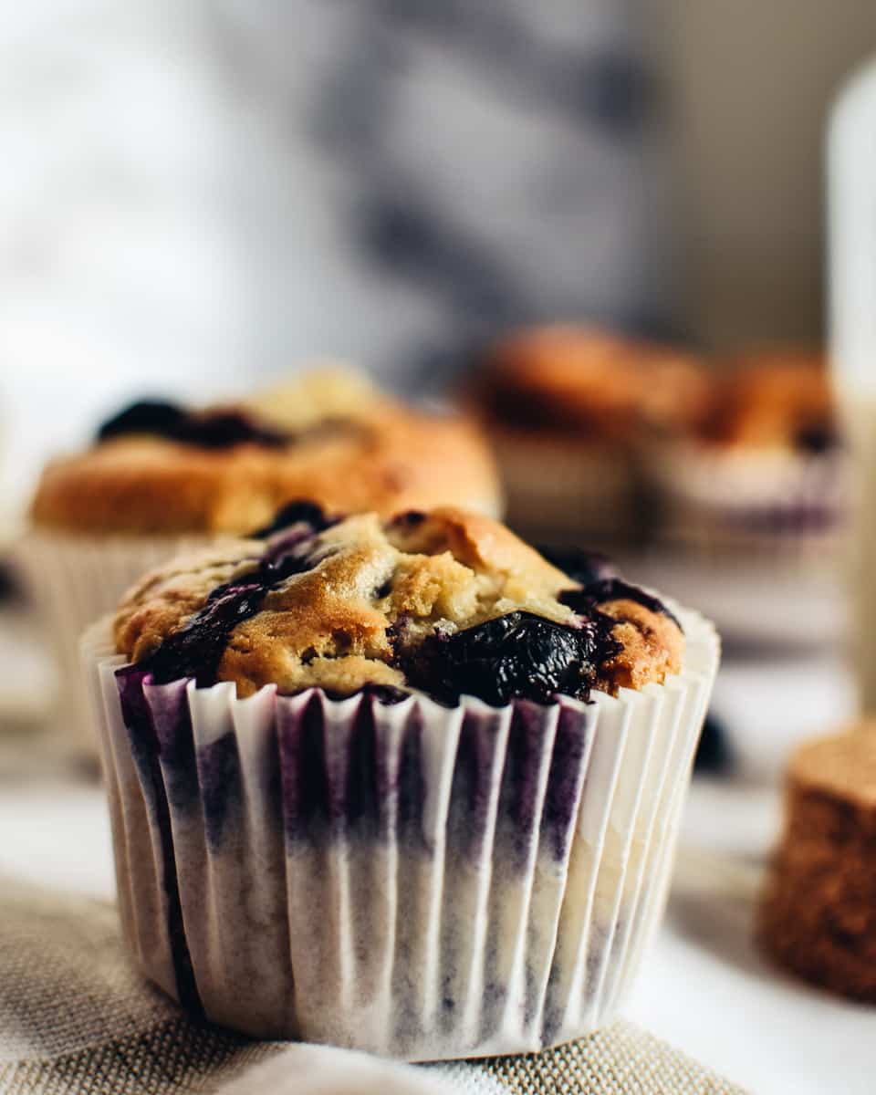Close up de muffin aux myrtilles vegan