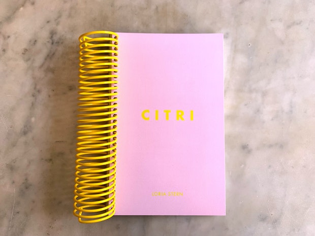Livre de recettes Citri avec couverture rose et reliure spirale jaune