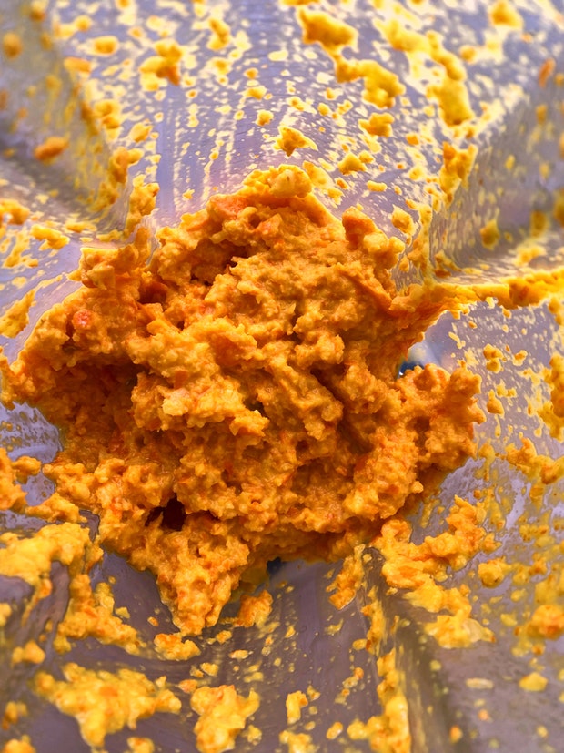 Pâte d'orange et pâte d'ail dans un mélangeur