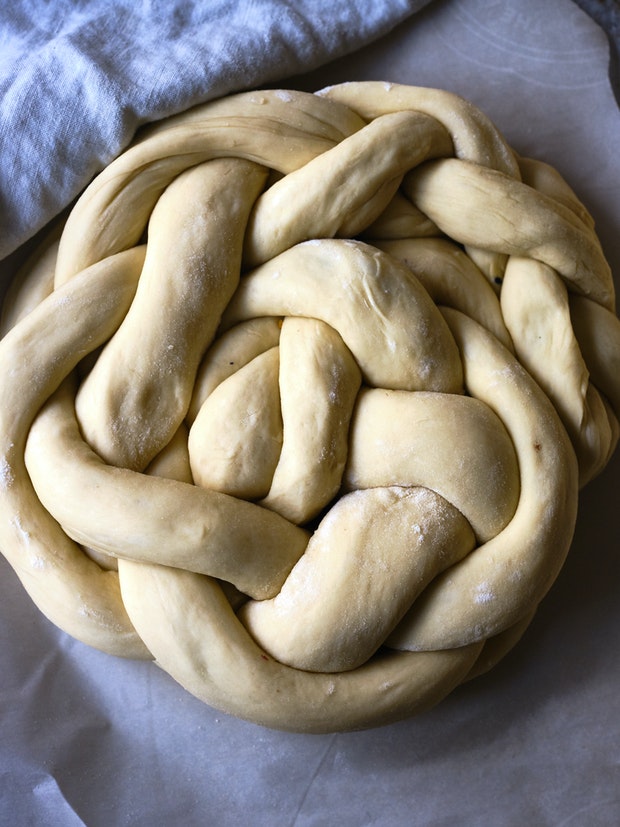 Pain à l'oignon tressé avant la cuisson