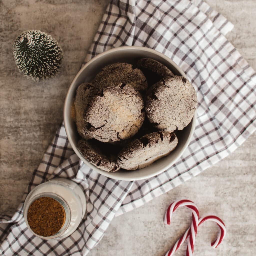 vue de la table de biscuits froissés végétaliens