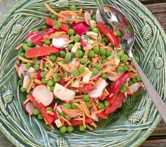 Recette de salade de pois verts, radis et cheddar végétalien