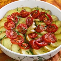 Pommes de terre rôties et tomates au romarin