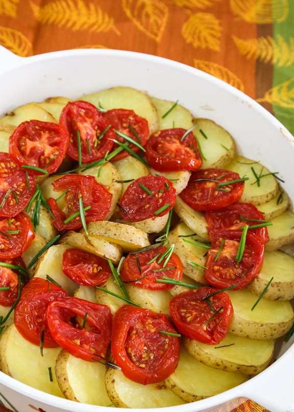 Pommes de terre et tomates au romarin et à la ciboulette