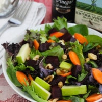 Salade de légumes verts aux pommes et betteraves marinées