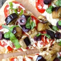 Pizza aux aubergines, tomates fraîches et olives