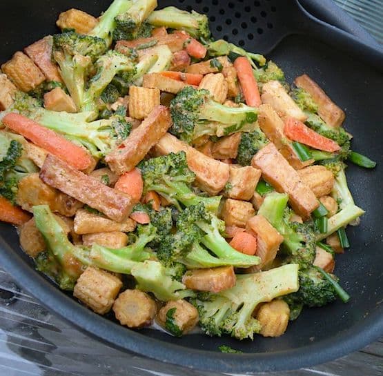 Recette de brocoli thaï et tofu avec sauce satay aux arachides