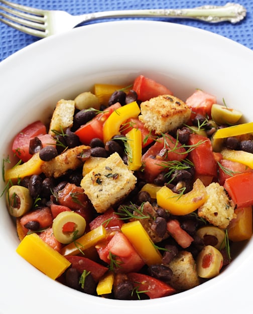 salade de haricots noirs avec tomates, croûtons et olives recette recadrée