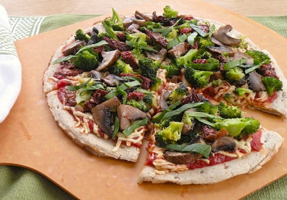 Recette de pizza végétalienne au brocoli, aux champignons et aux tomates séchées