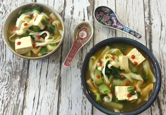 Soupe asiatique aux nouilles aux légumes de 20 minutes