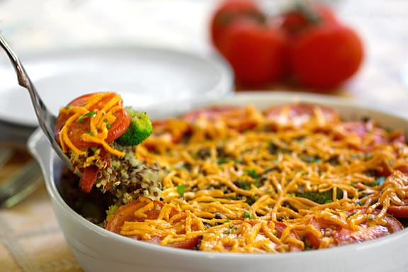 Casserole de quinoa, brocoli et fromage végétalien
