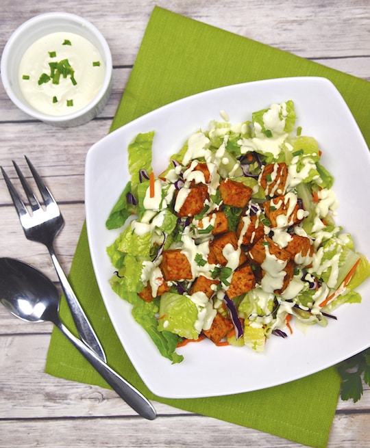 salade de tempeh de buffle avec vinaigrette crémeuse vegan ranch par Dianne Wenz