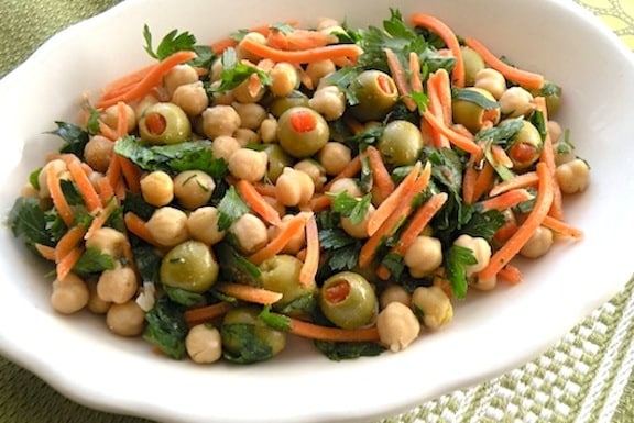 Salade de pois chiches et carottes avec persil et olives