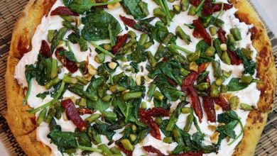 Photo of Pizza blanche végétalienne aux asperges et aux épinards