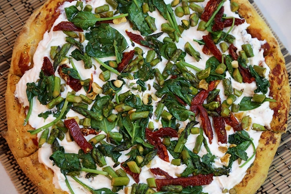 Pizza blanche vegan aux asperges et épinards