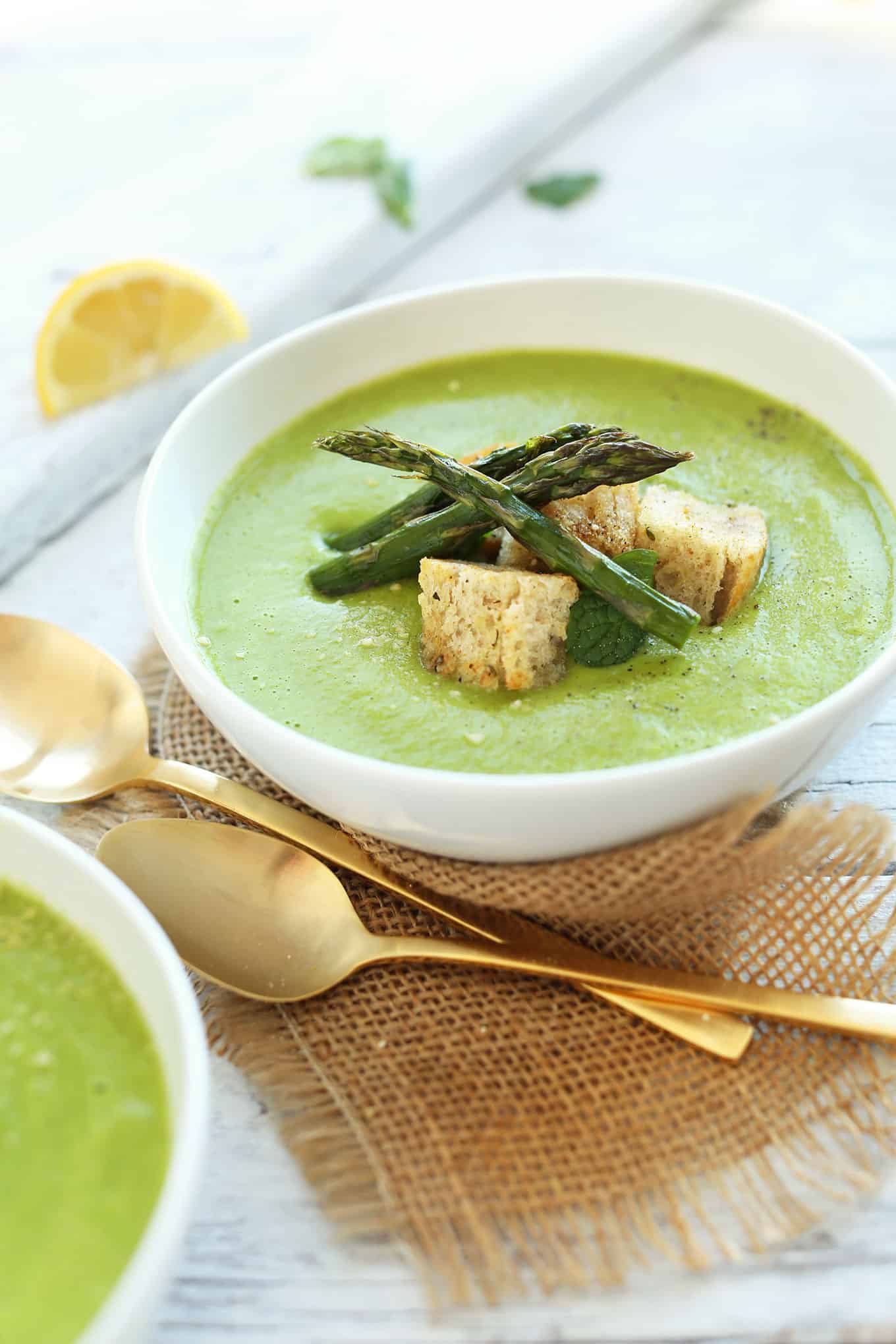 soupe crémeuse d'asperges et de pois