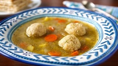 Photo of Soupe aux boulettes de matzo vegan aux légumes de printemps