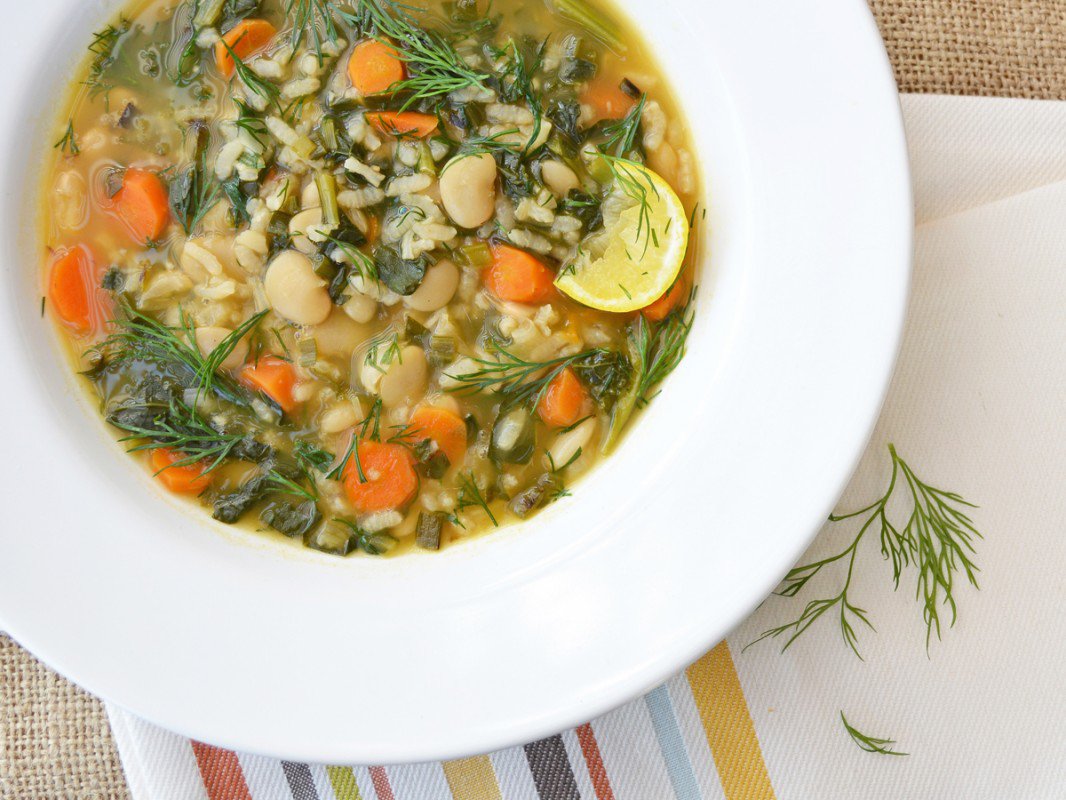 soupe de kale printanier et d'aneth avec riz